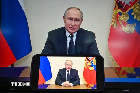 Tổng thống Nga Vladimir Putin phát biểu trên truyền hình toàn quốc, tuyên bố quốc tang sau vụ tấn công khủng bố tại nhà hát Crocus City Hall ở Moskva, ngày 23/3/2024. (Ảnh: THX/TTXVN)