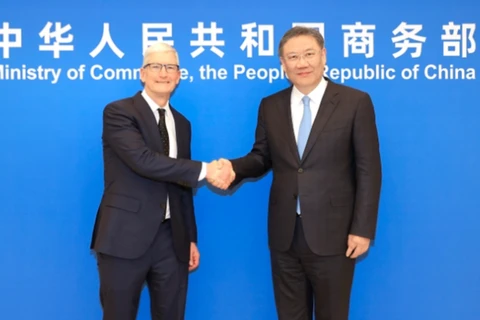 Bộ trưởng Bộ Thương mại Trung Quốc Vương Văn Đào (phải) đã gặp Giám đốc Điều hành (CEO) Apple Tim Cook vào ngày 22/3. (Nguồn: Bộ Thương mại Trung Quốc)