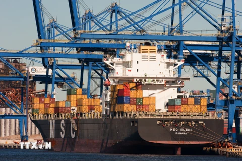 Tàu hàng bốc dỡ hàng hóa tại cảng Baltimore, Mỹ. (Ảnh: AFP/TTXVN)