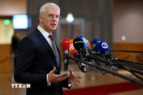 Ngoại trưởng Latvia Krisjanis Karins phát biểu với báo giới khi tới dự cuộc họp Hội đồng đối ngoại EU ở Brussels, Bỉ, ngày 22/1/2024. (Ảnh: AFP/TTXVN)