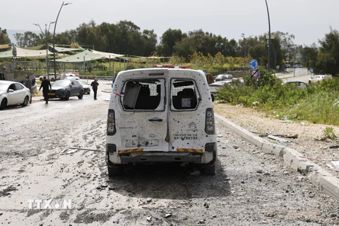 Ôtô bị phá hủy do trúng rocket tại Kiryat Shmona ở miền bắc Israel, gần biên giới với Liban ngày 27/3/2024. (Ảnh: AFP/TTXVN)