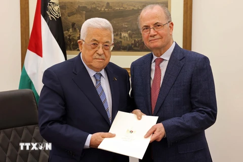 Tổng thống Palestine Mahmoud Abbas (trái) bổ nhiệm ông Mohammed Mustafa làm Thủ tướng Palestine vào ngày 14/3/2024. (Ảnh: AFP/TTXVN)