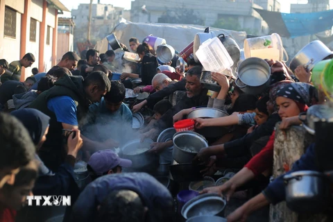 Người dân xếp hàng chờ được phát thức ăn cứu trợ tại Rafah, Dải Gaza, ngày 14/3/2024. (Ảnh: THX/TTXVN)