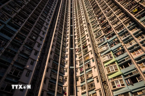 Tòa nhà chung cư ở Hong Kong, Trung Quốc. (Ảnh: AFP/TTXVN)