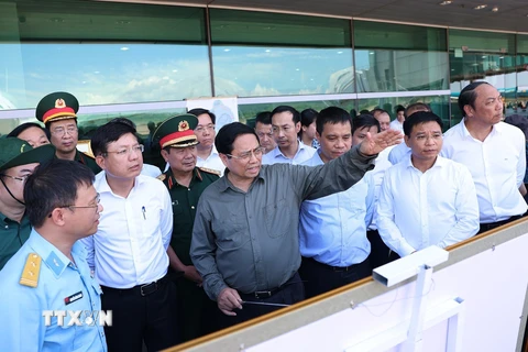 Thủ tướng Phạm Minh Chính khảo sát dự án mở rộng nhà ga Cảng Hàng không Quốc tế Phú Quốc. (Ảnh: Dương Giang/TTXVN)