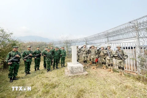 Lực lượng biên phòng hai nước Việt Nam-Trung Quốc tiến hành tuần tra song phương. (Ảnh: TTXVN phát)