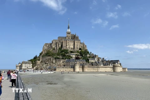 Mỗi khi thủy triều lên, tu viện Mont-Saint-Michel giống như một ngọn hải đăng nhìn ra biển. (Ảnh: Nguyễn Thu Hà/TTXVN)