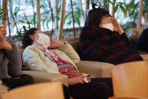 Bệnh nhân chờ được điều trị tại bệnh viện ở Seoul, Hàn Quốc, ngày 28/3/2024. (Ảnh: Yonhap/TTXVN)
