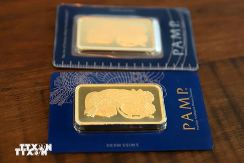 Vàng miếng được bán tại Sàn giao dịch kim loại quý ở Singapore. (Ảnh: AFP/TTXVN)