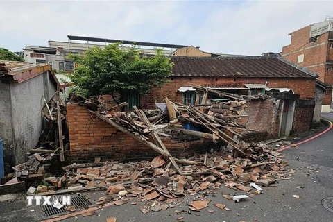 Một ngôi nhà bị hư hại sau động đất tại Đài Loan (Trung Quốc) ngày 3/4/2024. (Ảnh: THX/TTXVN)