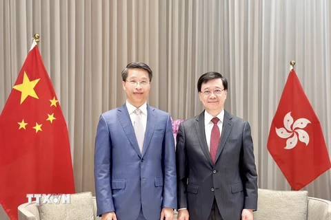 Tổng lãnh sự Phạm Bình Đàm (bên trái) chào từ biệt Trưởng đặc khu hành chính Hong Kong Lý Gia Siêu. (Ảnh: TTXVN phát)