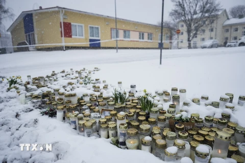 Người dân đặt hoa và nến tưởng niệm nạn nhân thiệt mạng sau vụ nổ súng tại trường học ở thành phố Vantaa, Phần Lan, ngày 3/4/2024. (Ảnh: AFP/TTXVN)