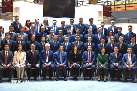 Đoàn đại biểu cấp cao Việt Nam do đồng chí Lê Minh Khái, Bí thư Trung ương Đảng, Phó Thủ tướng Chính phủ dẫn đầu, chụp ảnh lưu niệm với lãnh đạo Đại học Harvard. (Ảnh: TTXVN phát)