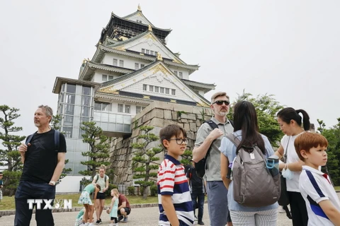 Khách du lịch tham quan Thành Osaka ở Osaka, Nhật Bản. (Ảnh: Kyodo/TTXVN)