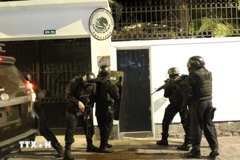 Cảnh sát đặc nhiệm Ecuador đột kích Đại sứ quán Mexico ở thủ đô Quito để bắt giữ cựu Phó Tổng thống Jorge Glas, ngày 5/4/2024. (Ảnh: AFP/TTXVN)