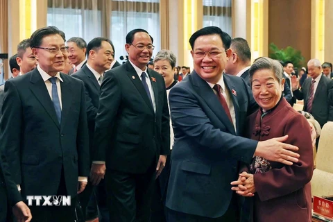 Chủ tịch Quốc hội Vương Đình Huệ với đại biểu Trung Quốc tại buổi giao lưu. (Ảnh: Nhan Sáng/TTXVN)