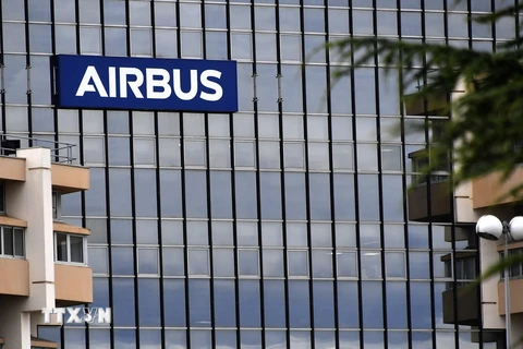 Biểu tượng hãng máy bay Airbus tại trụ sở ở Saint-Martin du Touch, ngoại ô Toulouse, Pháp. (Ảnh: AFP/TTXVN)