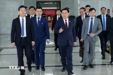 Chủ tịch Quốc hội Vương Đình Huệ đến thăm Khu thí điểm mậu dịch tự do Thượng Hải. (Ảnh: Nhan Sáng/TTXVN)