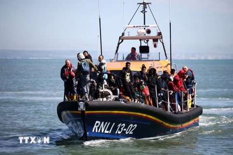 Thuyền chở người di cư vượt eo biển Manche từ Pháp vào Anh ngày 16/8/2023. (Ảnh: AFP/TTXVN)