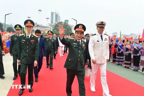 Bộ trưởng Quốc phòng Trung Quốc Đổng Quân đón Bộ trưởng Quốc phòng Phan Văn Giang và các đại biểu sang giao lưu. (Ảnh: TTXVN phát)