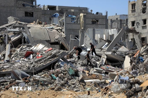 Những tòa nhà bị phá hủy trong các vụ không kích của Israel xuống thành phố Khan Younis, miền Nam Dải Gaza, ngày 12/4/2024. (Ảnh: THX/TTXVN)