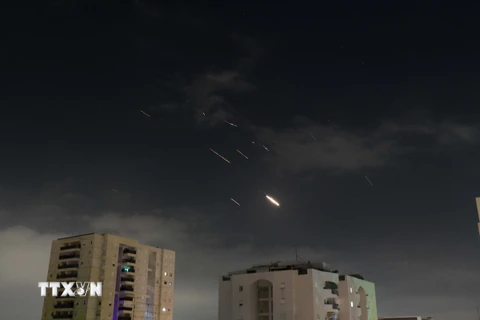 Hệ thống phòng không của Israel đánh chặn vụ tấn công bằng tên lửa trên bầu trời Tel Aviv ngày 14/4/2024. (Ảnh: THX/TTXVN)