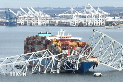 Hiện trường vụ sập cầu Francis Scott Key ở thành phố Baltimore, bang Maryland (Mỹ), sau khi bị tàu chở hàng đâm trúng, ngày 30/3/2024. (Ảnh: AFP/TTXVN)