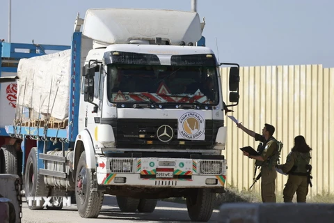 Xe tải chuyển hàng cứu trợ tới Dải Gaza. (Ảnh: AFP/TTXVN)