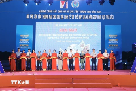 Đại biểu cắt băng khai mạc Hội chợ xúc tiến thương mại cho khu vực kinh tế tập thể, hợp tác xã năm 2024 (khu vực phía Bắc). (Ảnh: Minh Quyết/TTXVN)