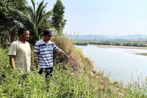 Người dân mong muốn các cấp ngành, địa phương sớm có phương án hỗ trợ xây kè chống sạt lở bờ sông nhằm bảo vệ tính mạng và tài sản của mình. (Nguồn: Báo Gia Lai)