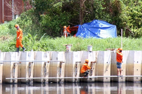 Ngày 19/8/2023, công nhân làm việc trên công trường dự án kênh Tham Lương-Bến Cát-rạch Nước Lên. (Ảnh: Tiến Lực/TTXVN)