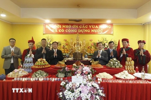 Đại diện Đại sứ quán Việt Nam tại Liên bang Nga cùng Ban lãnh đạo Hội đồng hương Vĩnh Phú dâng hương Lễ Giỗ Tổ Hùng Vương. (Ảnh: TTXVN phát)