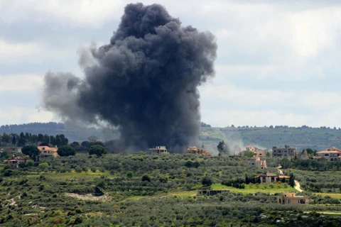 Khói bốc lên tại làng Tayr Harfa, Liban sau cuộc không kích của Israel ngày 6/4/2024. (Ảnh: AFP/TTXVN)