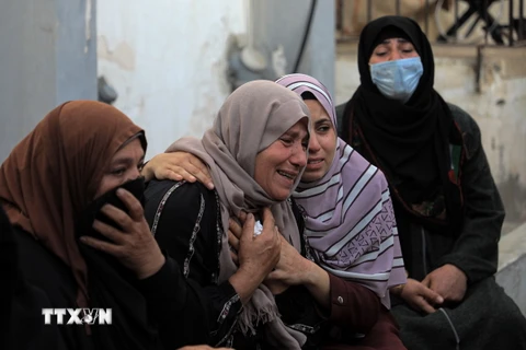 Nỗi đau mất người thân trong cuộc tấn công của Israel vào thành phố Rafah, miền Nam Dải Gaza ngày 21/4/2024. (Ảnh: THX/TTXVN)