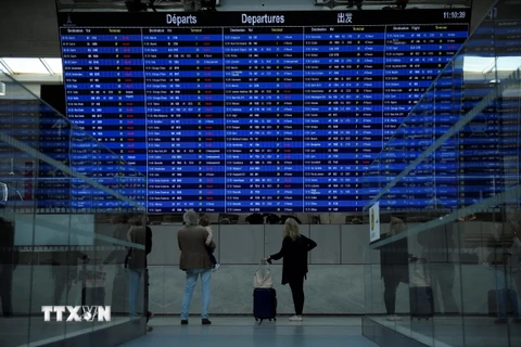 Bảng điện tử thông báo các chuyến bay bị hủy, do nhân viên kiểm soát không lưu đình công, tại Sân bay Roissy-Charles de Gaulle, Pháp. (Ảnh: AFP/TTXVN)