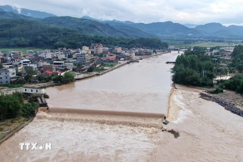 Mực nước sông dâng cao tại Thiều Quan, tỉnh Quảng Đông, Trung Quốc, ngày 21/4/2024. (Ảnh: THX/TTXVN)