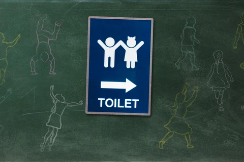 Học sinh chọn đi vệ sinh để tránh sự theo dõi của cô giáo. (Nguồn: Sixthtone)