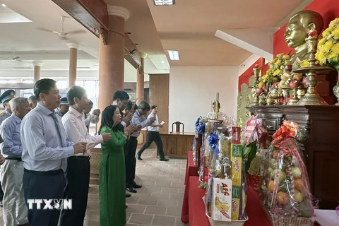 Lãnh đạo tỉnh Phú Yên dâng hương kỷ tưởng niệm Tổng Bí thư Trần Phú. (Ảnh: TTXVN phát)