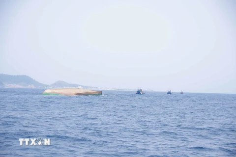 Hiện trường vụ chìm sà lan cách đảo Lý Sơn 4 hải lý. (Ảnh: TTXVN phát)