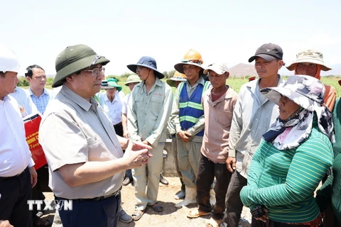 Thủ tướng Phạm Minh Chính trao đổi với người lao động thi công hệ thống thủy lợi Tân Mỹ, đoạn qua huyện Ninh Sơn. (Ảnh: Dương Giang/TTXVN)