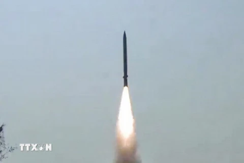 Vụ thử nghiệm tên lửa siêu thanh hỗ trợ phóng ngư lôi (SMART) ở ngoài khơi bờ biển Balasore, bang Odisha, Ấn Độ ngày 1/5/2024. (Ảnh: ANI/TTXVN)