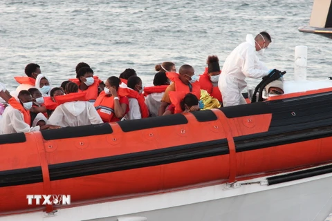 Giải cứu người di cư ngoài khơi đảo Lampedusa. (Ảnh: AFP/TTXVN)