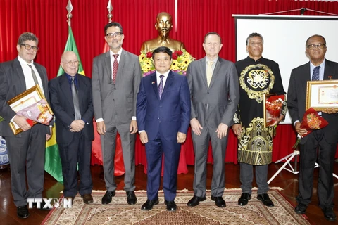 Đại sứ Việt Nam tại Brazil Bùi Văn Nghị cùng quan chức Brazil trong buổi gặp gỡ Hữu nghị Việt Nam-Brazil. (Nguồn: Đại sứ quán Việt Nam tại Brazil)