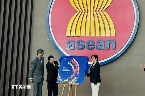 Tổng Thư ký ASEAN Kao Kim Hourn; Đại sứ Liên minh châu Âu tại ASEAN, Sujiro Seam và Đại diện thường trực của Philippines tại ASEAN, Điều phối viên quốc gia về quan hệ đối thoại ASEAN-EU, bà Hjayceelyn M. Quintana công bố Sách Xanh. (Ảnh: Đỗ Quyên/TTXVN)