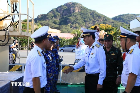Chuẩn đô đốc Nguyễn Viết Khánh, Trưởng đoàn Đoàn công tác số 15, lên đường thăm, tặng quà cán bộ, chiến sỹ và nhân dân quần đảo Trường Sa. (Ảnh: Quang Thái/TTXVN)