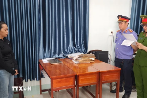 Bị can Nguyễn Thị Thu Trang bị bắt tạm giam về tội lừa đảo chiếm đoạt tài sản. (Ảnh: TTXVN phát)