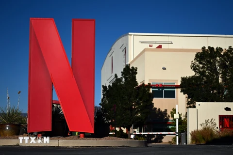 Biểu tượng của Công ty dịch vụ truyền hình trực tuyến Netflix tại studios ở Albuquerque, New Mexico, Mỹ. (Ảnh: AFP/TTXVN)