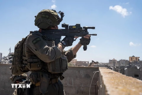 Binh sỹ Israel tiến hành chiến dịch quân sự tại phía Đông Rafah, Dải Gaza ngày 18/5/2024. (Ảnh: THX/TTXVN)