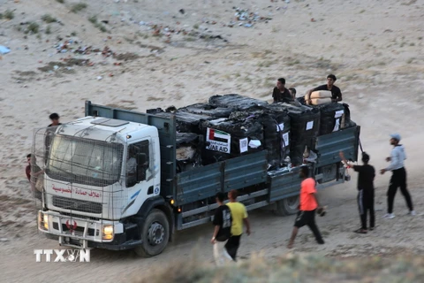 Xe tải chở hàng viện trợ di chuyển vào miền Trung Dải Gaza ngày 18/5/2024. (Ảnh: AFP/TTXVN)