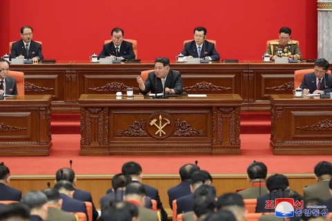 Nhà lãnh đạo Triều Tiên Kim Jong-un (giữa) phát biểu chỉ đạo tại Hội nghị lần thứ 9 Ban Chấp hành Trung ương đảng Lao động Triều Tiên Khóa VIII, ngày 28/12/2023. (Ảnh: KCNA/TTXVN)